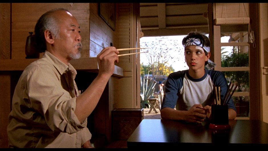 In de film The Karate Kid is mr. Miyagi (wax on, wax off) de mentor voor de jongeman.